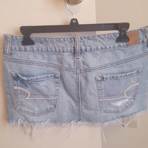American Eagle | size 6 | distressed denim skirt